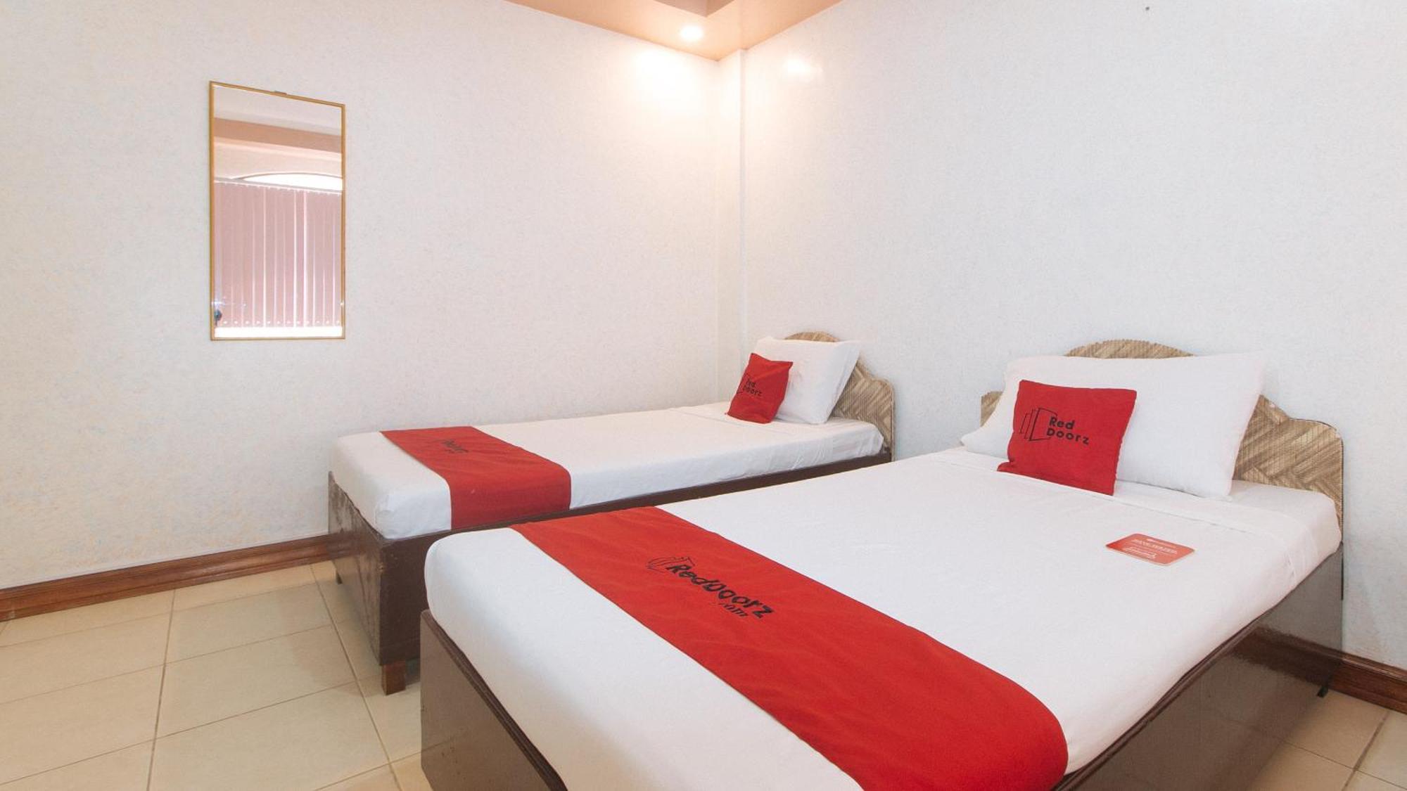 Reddoorz At Coco Grove Tourist Inn Panglao Exteriör bild